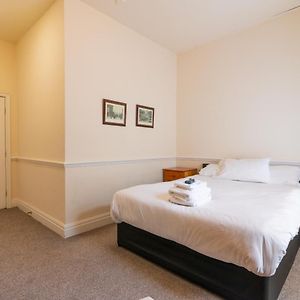 Deluxe Triple Room Ensuite Bathroom